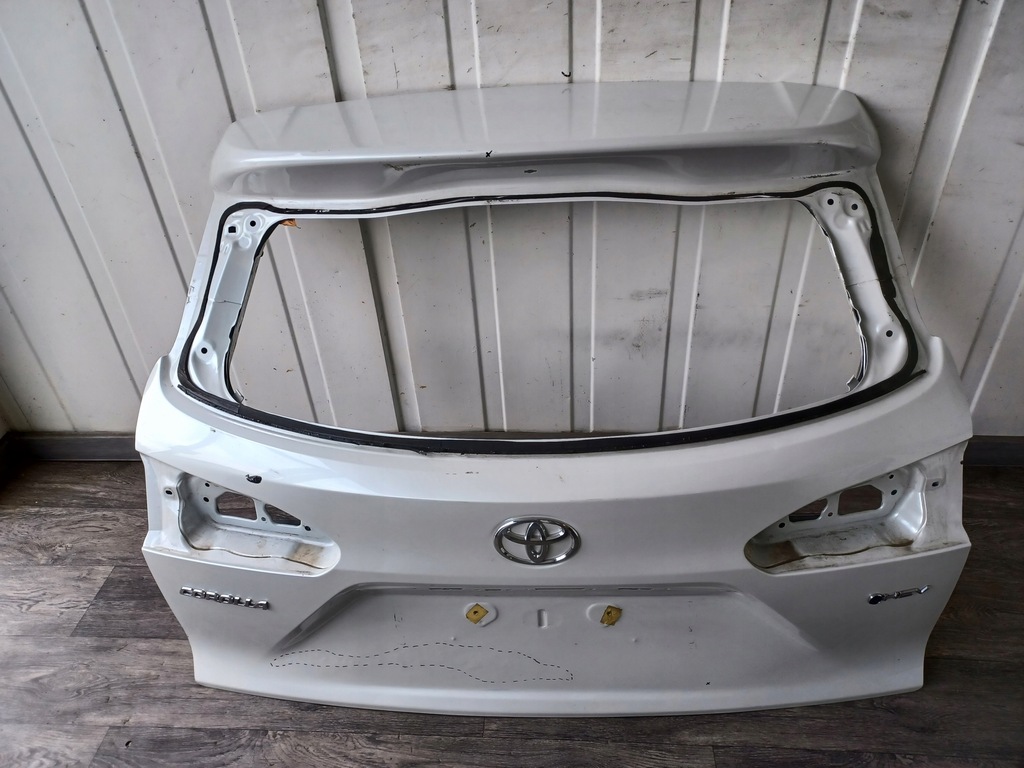 фото №1, Кришка багажника задня задня ---- toyota corolla cross ----