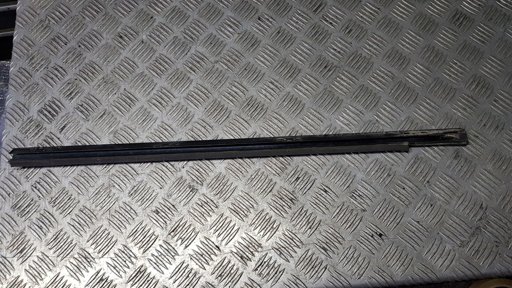 фото №8, Mercedes w203 coupe молдинг уплотнитель стекло левая