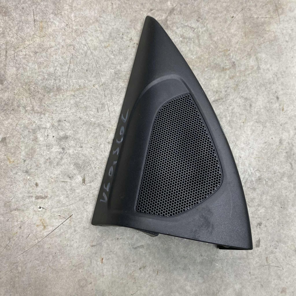 Купить Треугольник защита зеркало правая динамик volvo v60