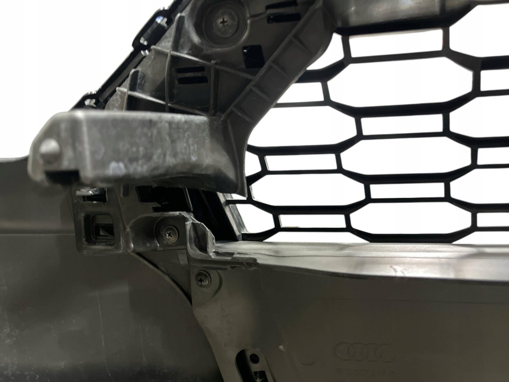 Бампер, решітка , решітка радіатора, ґрати audi rs-3/rs3 8v4 рестайлінг  8v4807437e 666. Зі Шроту