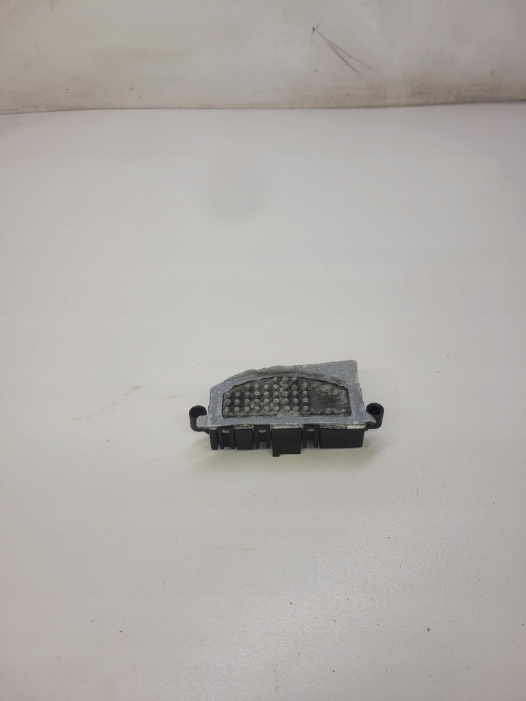 фото №1, Резистор резистор вентилятор audi a4 a5 q5 8t0820521