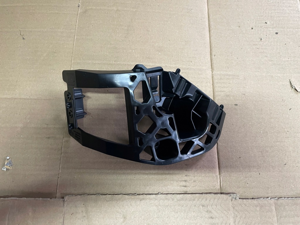 фото №1, Bmw 8 f91 f92 направляющая бампера правая верхний 51118074824 8074824