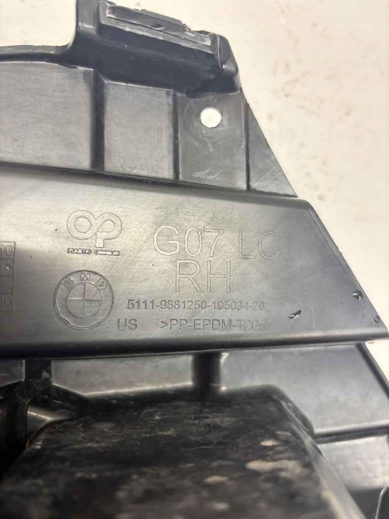 Bmw x7 g07 lift правый направляющая кронштейн бампера 51119881250 wys 24h Оригинал