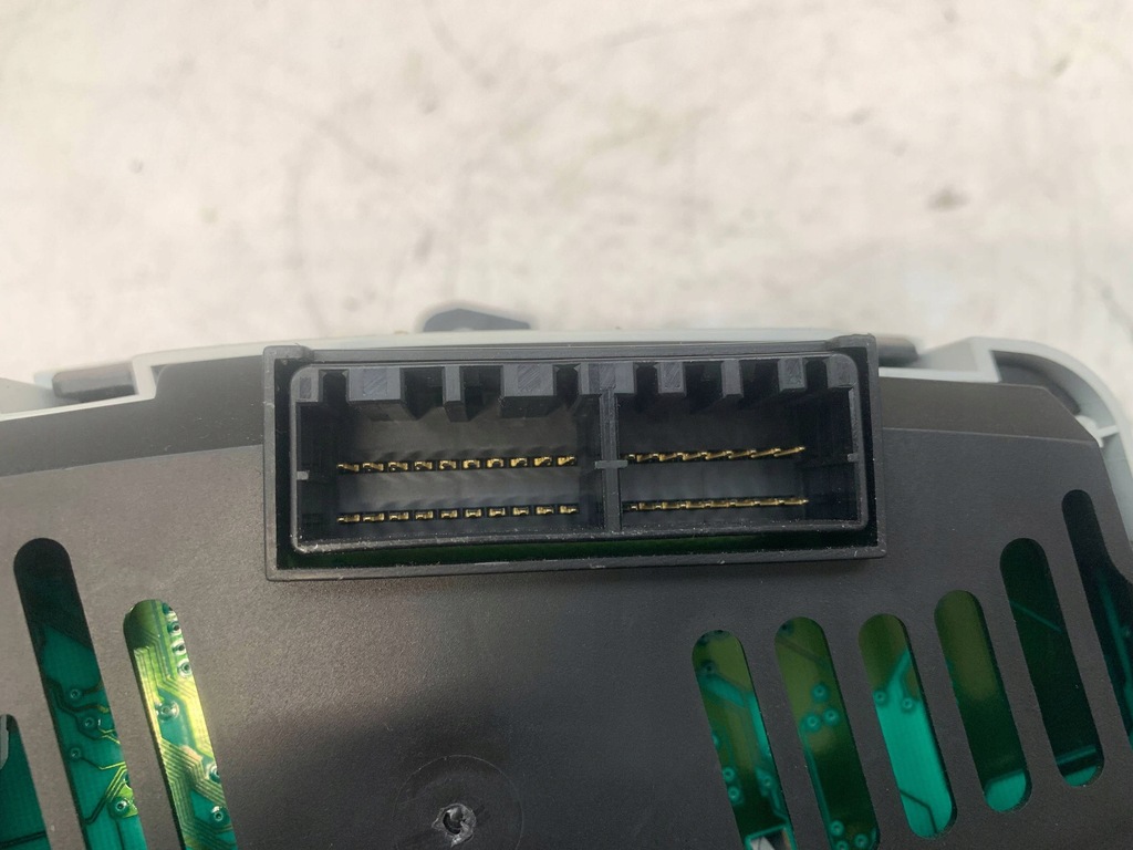 фото №15, Hyundai i20 приборная панель счетчик спидометр 940061j160