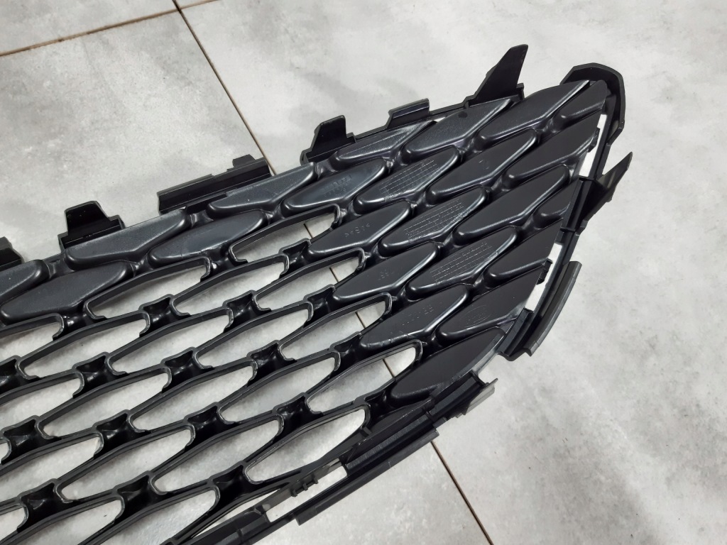 Решётка средняя бампера перед ford focus mk3 рестайлинг  f1eb-8200-a Цена