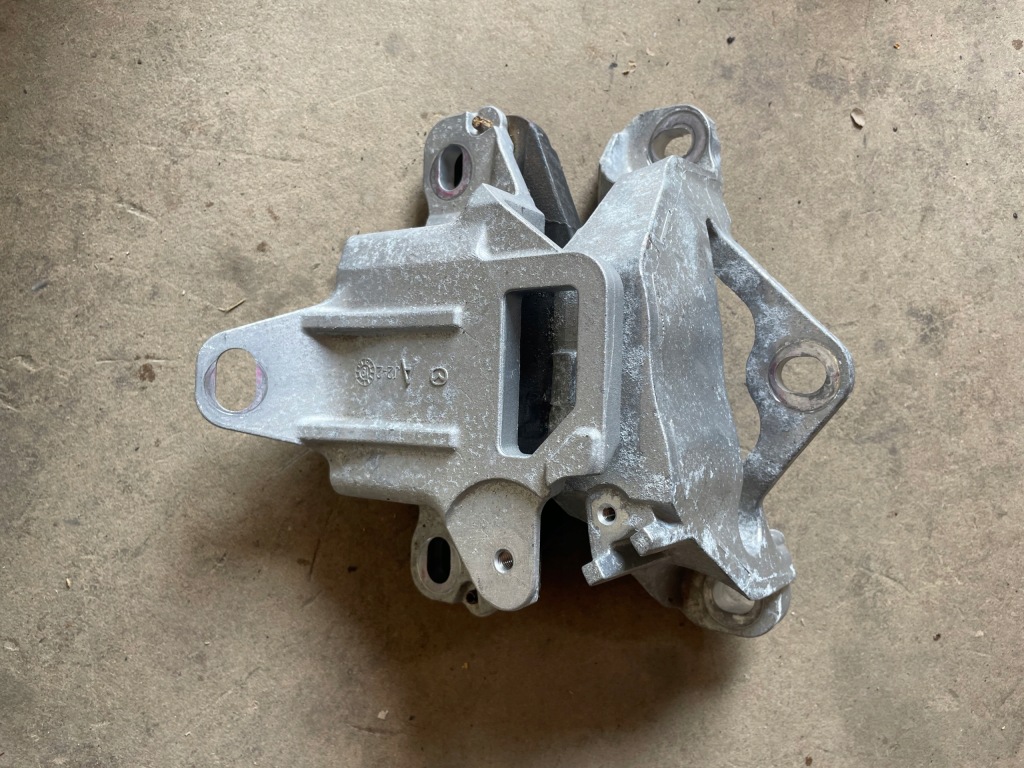 фото №1, Mazda 3 bp кронштейн коробки передач подушка 2.0 механическая коробка передач