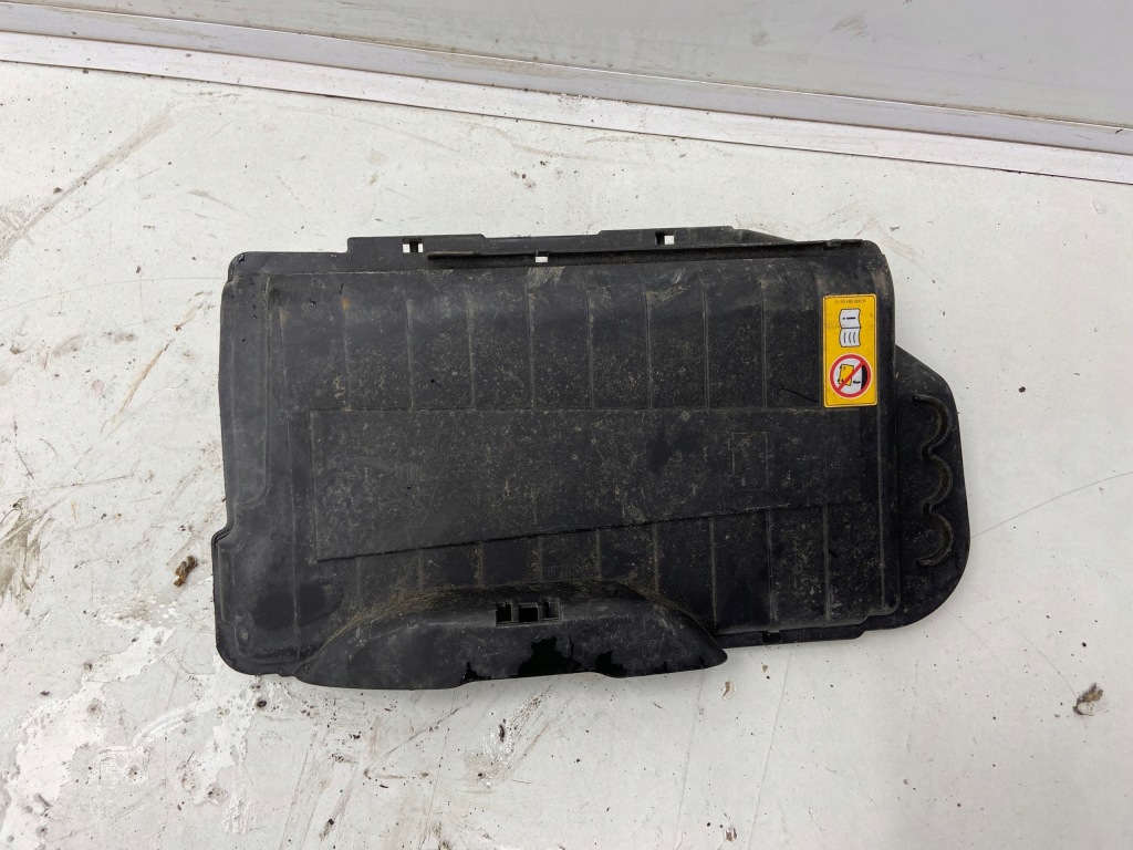Купити Mercedes a b cla gla накладка акумулятор верхній a2465410005