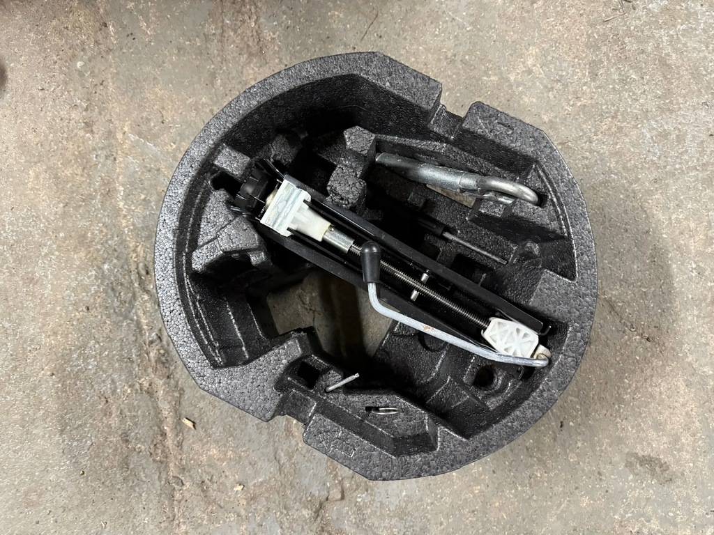 фото №1, Seat toledo iv rapid 5j вкладыш набор пенополистирол колеса багажника