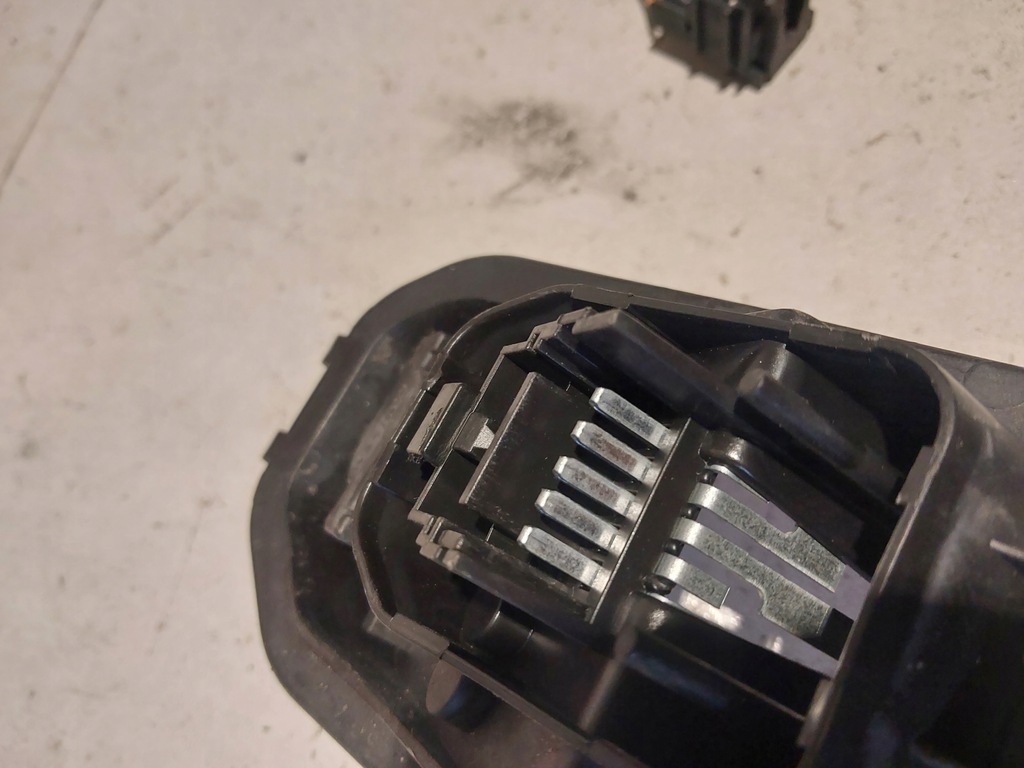 фото №6, Правый задний вкладыш лампы renault twingo ii лампочка цоколь молдинг штекер