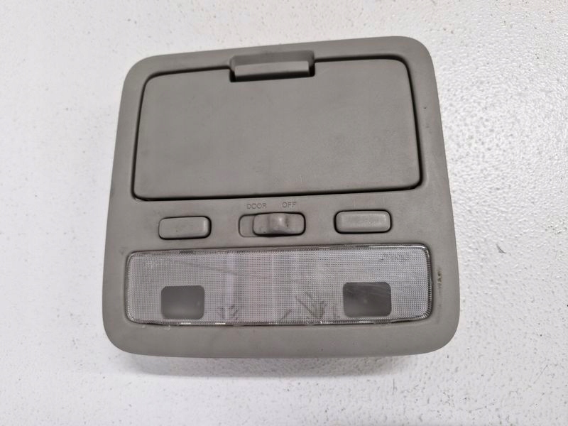 фото №1, Toyota corolla verso i 1 лампа освещение кабины салона 81260-13030