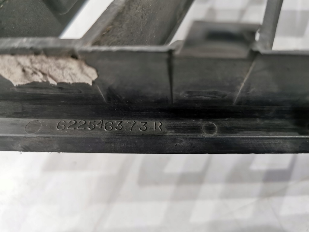 Решётка бампера средняя решётка  renault clio 3 3 рестайлинг  2009 2010 2011 2012 с Разборки