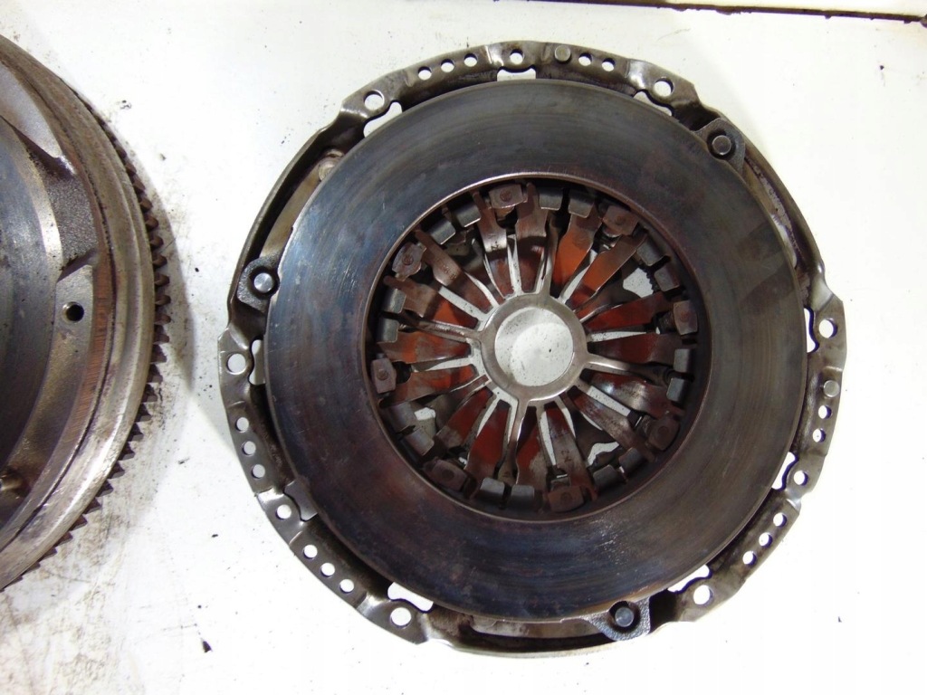 Колесо двухмассовый toyota avensis t25 2.2 d4d d4d с Разборки