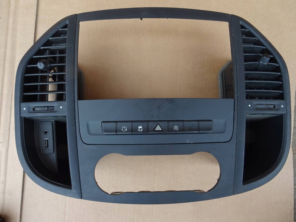 фото №1, Mercedes-benz vito viano w447 рамка радіо панель середній a4476890011