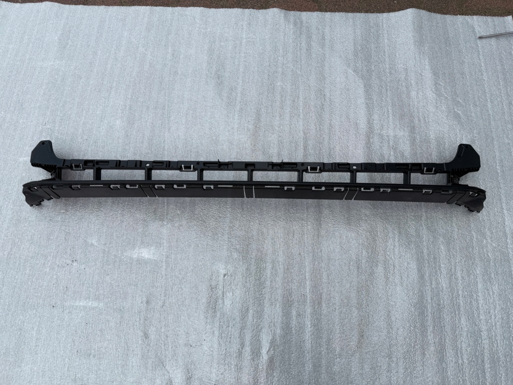 фото №1, Audi a8 d5 решётка средняя бампера перед idealna 4n0807697f