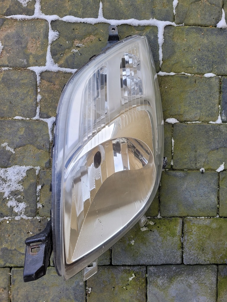 фото №1, Toyota yaris ii правая лампа оригинал