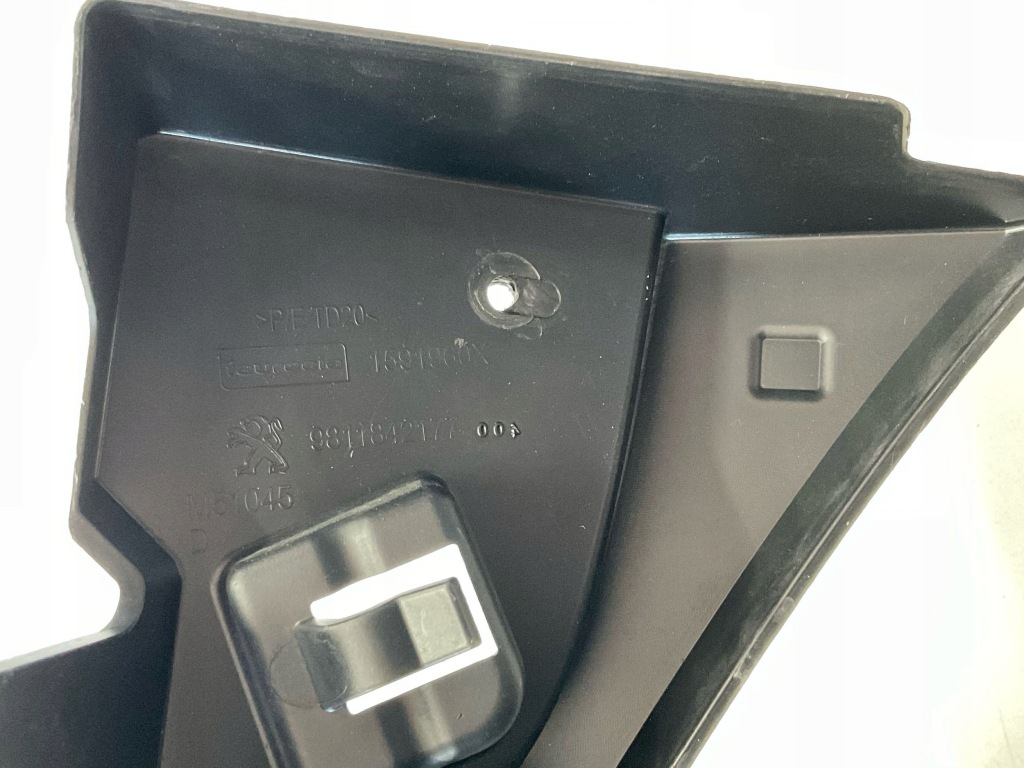 Решітка бампера передній peugeot expert права 551. Ціна