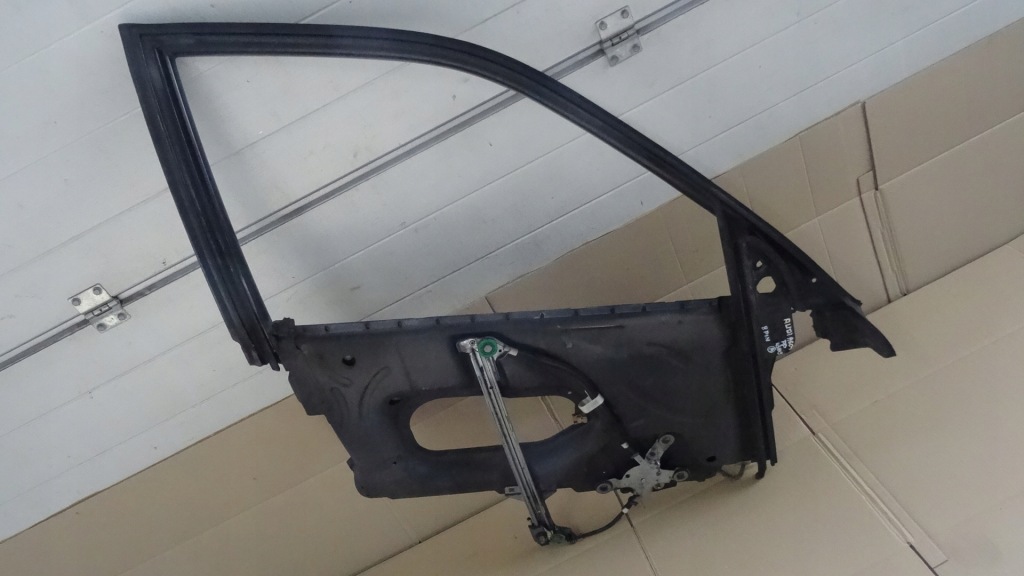 фото №1, Audi a6 c4 подъемник стекло рамка правый перед 8pin 4a0837398b