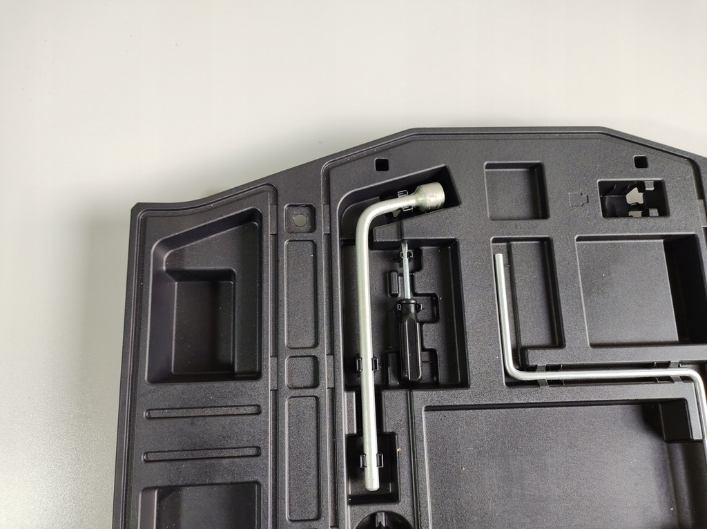 фото №4, Lexus is300h 13r вкладыш багажника