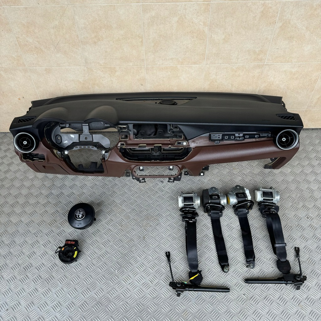 фото №1, Приборная панель комплектная подушка безопасности консоль ремни приборная панель alfa romeo stelvio 2017 rok