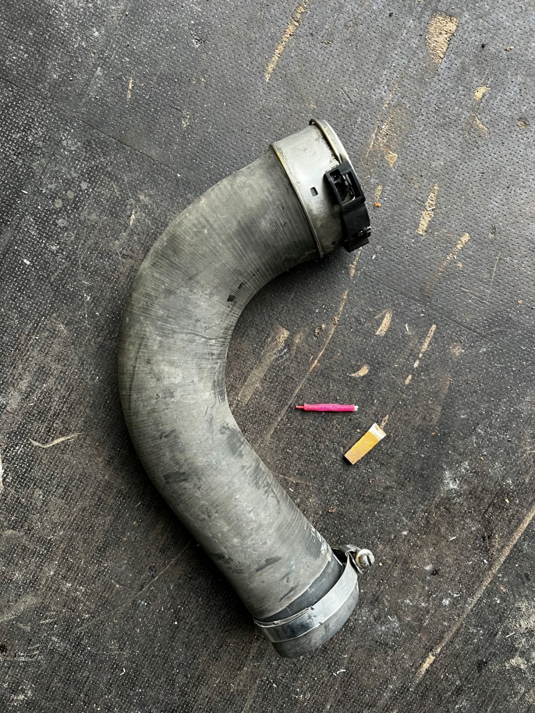 фото №1, Renault master iii 1124095 шланг воздуха интеркулер