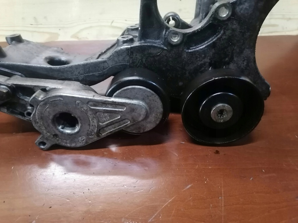 Кронштейн кронштейн генератора audi a4 b6 b7 06d903143d в Україні