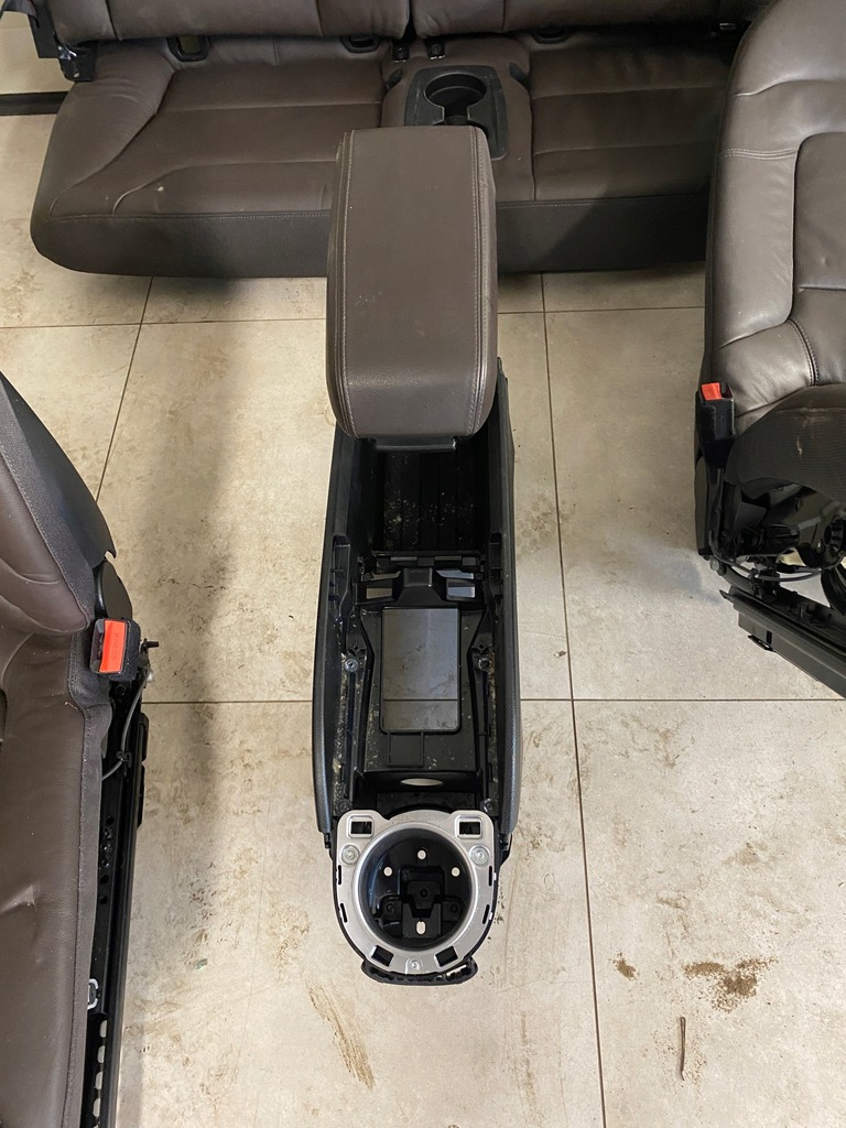 фото №5, Bmw i3 сиденья заднее сиденье подлокотник кожа коричневая