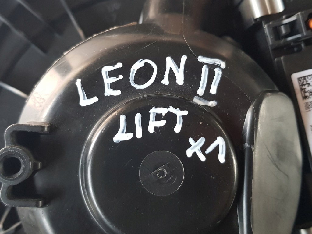 Воздуходувка обдув + резистор / seat leon ii vw golf v audi a3 8p / - исправна с Разборки