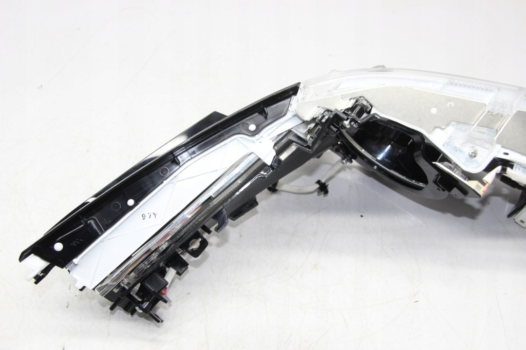 Середина вкладыш фары левый перед led mazda cx30 2019- Оригинал