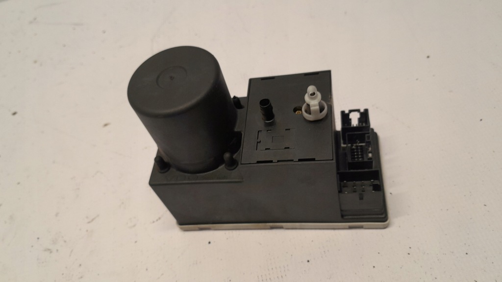 фото №1, Audi a4 b5 помпа центрального замка 8l0862257e