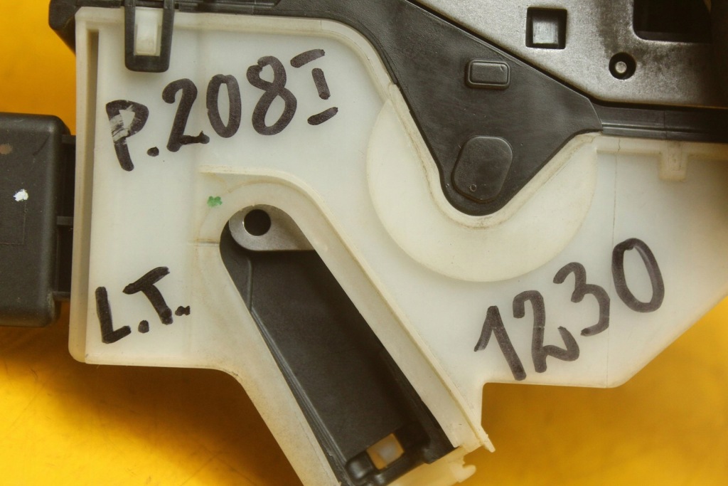 Замок дверь левый задний  peugeot 208 2008 9812501280 Доставка