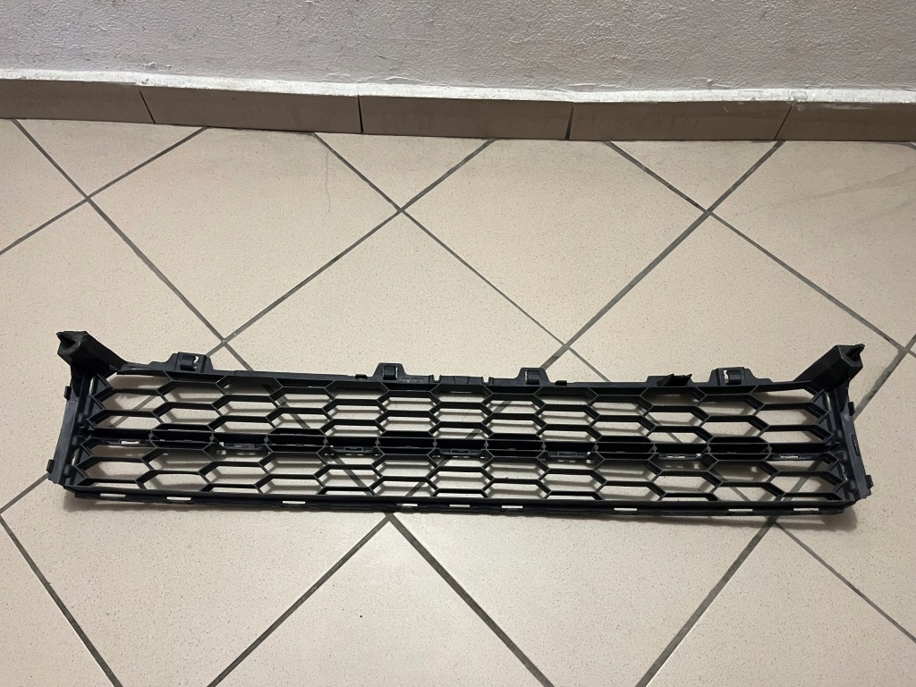 фото №12, Решітка середня бампера передня перед skoda superb iii 3 3v0 15-