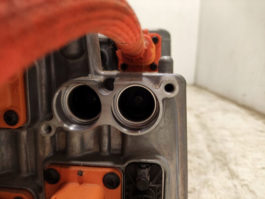 фото №13, Porsche taycan 9j1 2021 преобразователи