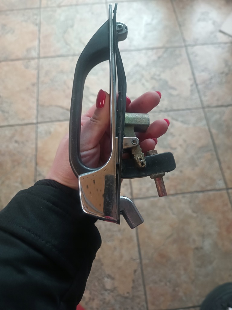 Ручка наружная левая mercedes w123 1237600359 Цена