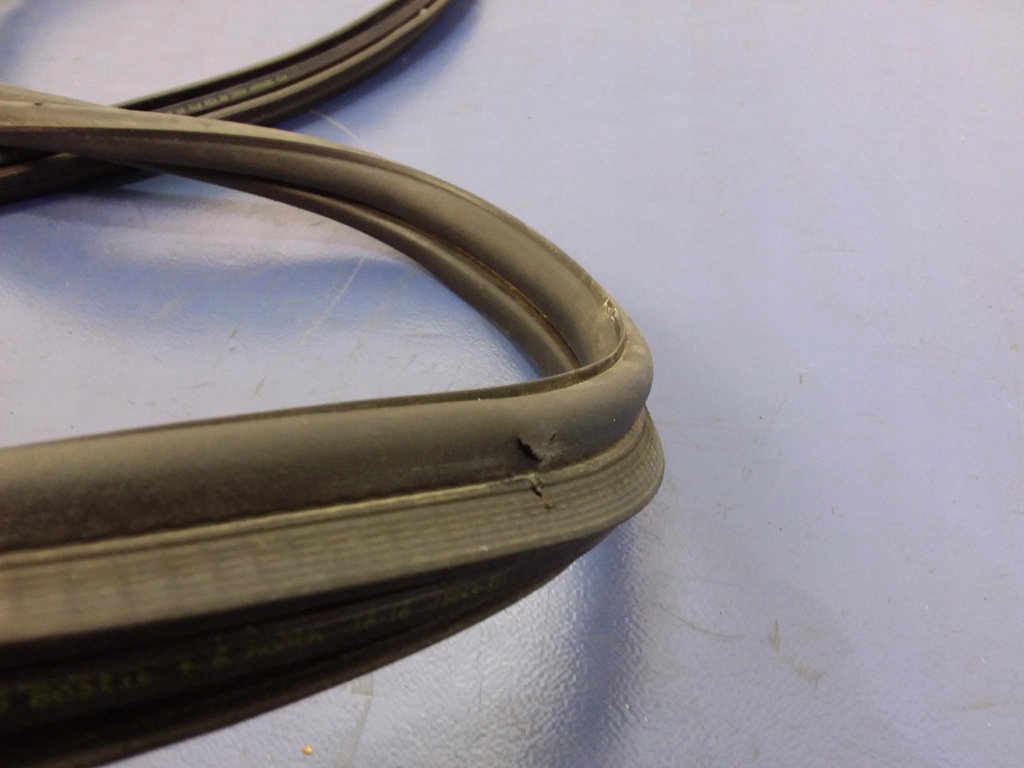 фото №6, Peugeot 208 hb 5d прокладка задній кришки багажника