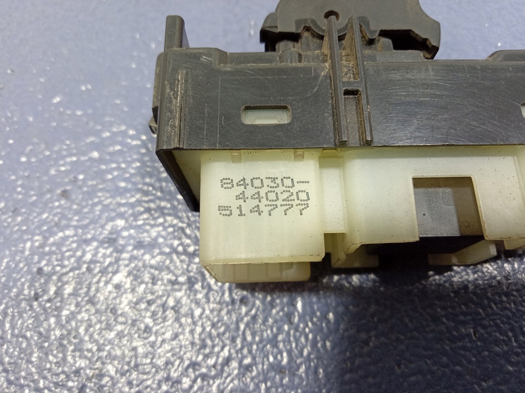 фото №7, Toyota avensis verso кнопка стекло перед правый 84030-44020