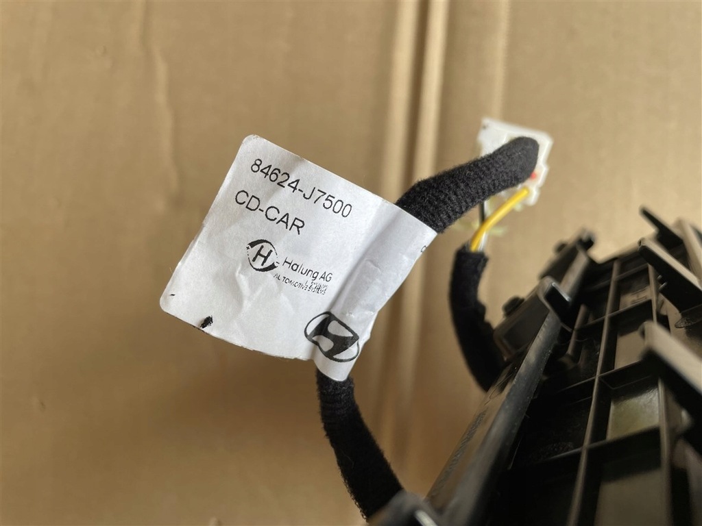 фото №8, Штекер разъём зарядное устройство usb port 84624-j7500 kia ceed iii 3 18-22r 21r