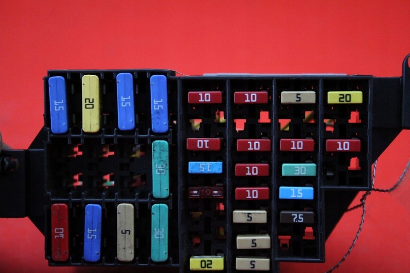 фото №7, Коробка запобіжників 7703297597 dacia duster 1 i 1.6 16v 102 km 10-13