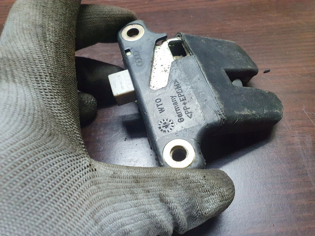 фото №11, Audi a4 s4 b5 8d 1997 замок крышки задний / багажника