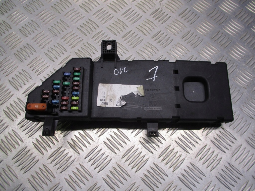 Купити Коробка запобіжників opel vectra c 1.9 cdti 13193590