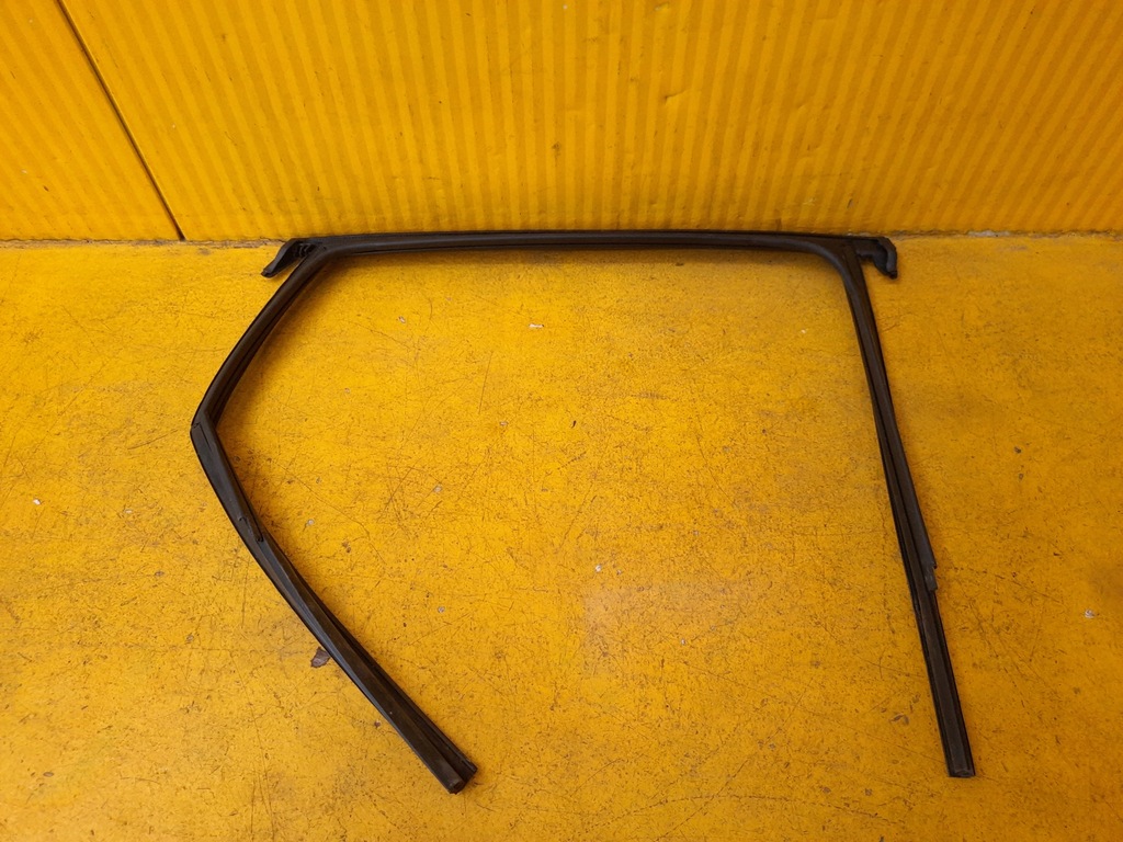 фото №1, Audi a4 b9 kombi прокладка двері лівий задня хром