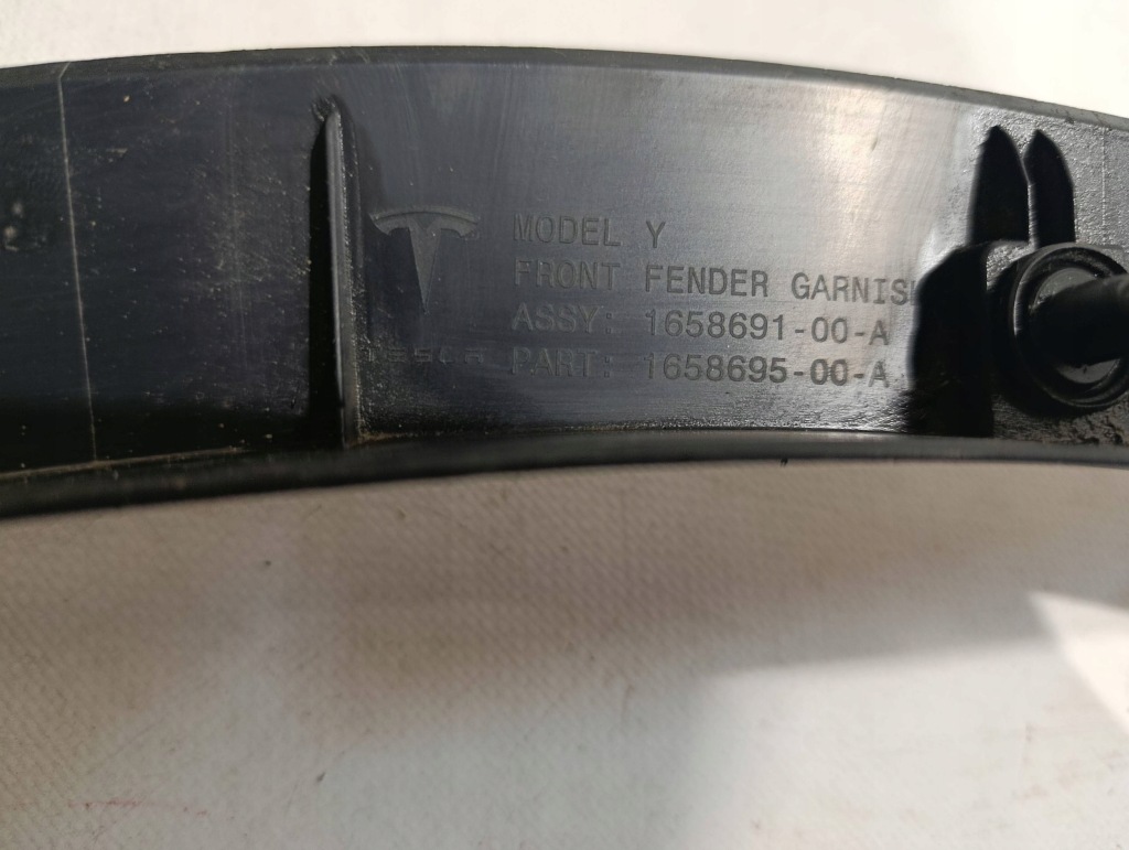 Молдинг крила лівий перед tesla model y 20- 1658695-00-a 1658691-00-a Доставка