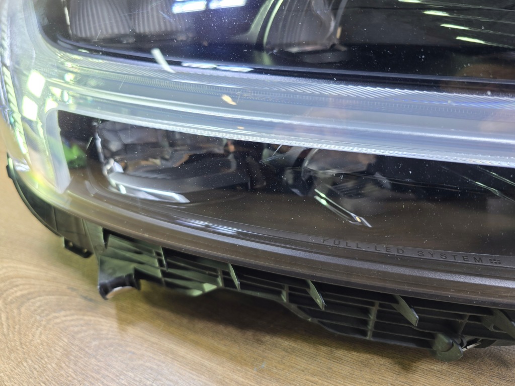 Volvo xc60 xc 60 2 рестайлінг  фара перед mid led правий 32338985 Зі Шроту