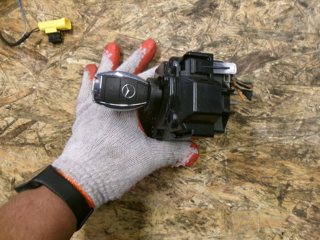 фото №1, Mercedes gla x156 замок зажигания с ключ 2.2. cdi