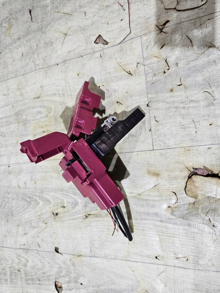 фото №7, Toyota yaris cross клемма plus предохранитель