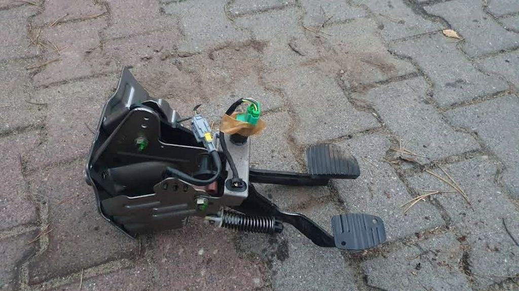 фото №1, Педаль педали сцепления тормоза peugeot 207 1.4 vti