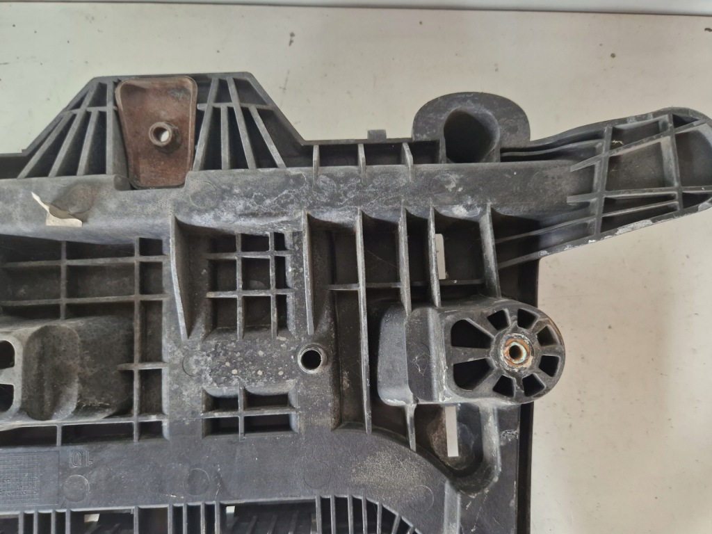 Основание корпус аккумулятор skoda octavia 2 рестайлинг  1.6 tdi с Разборки