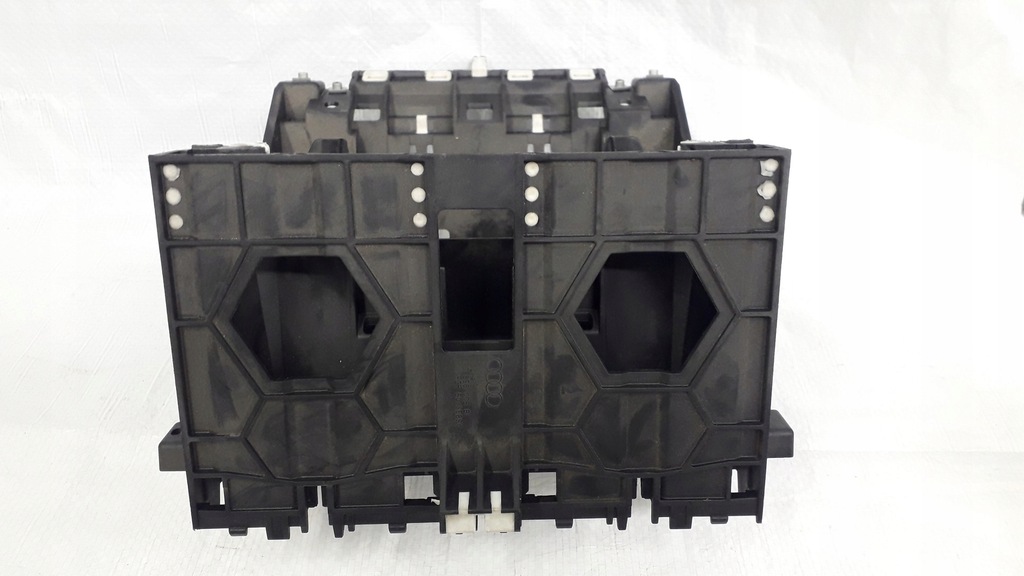 фото №1, Audi a3 8p рамка радіо каркас корпус консоль 8p0858005b