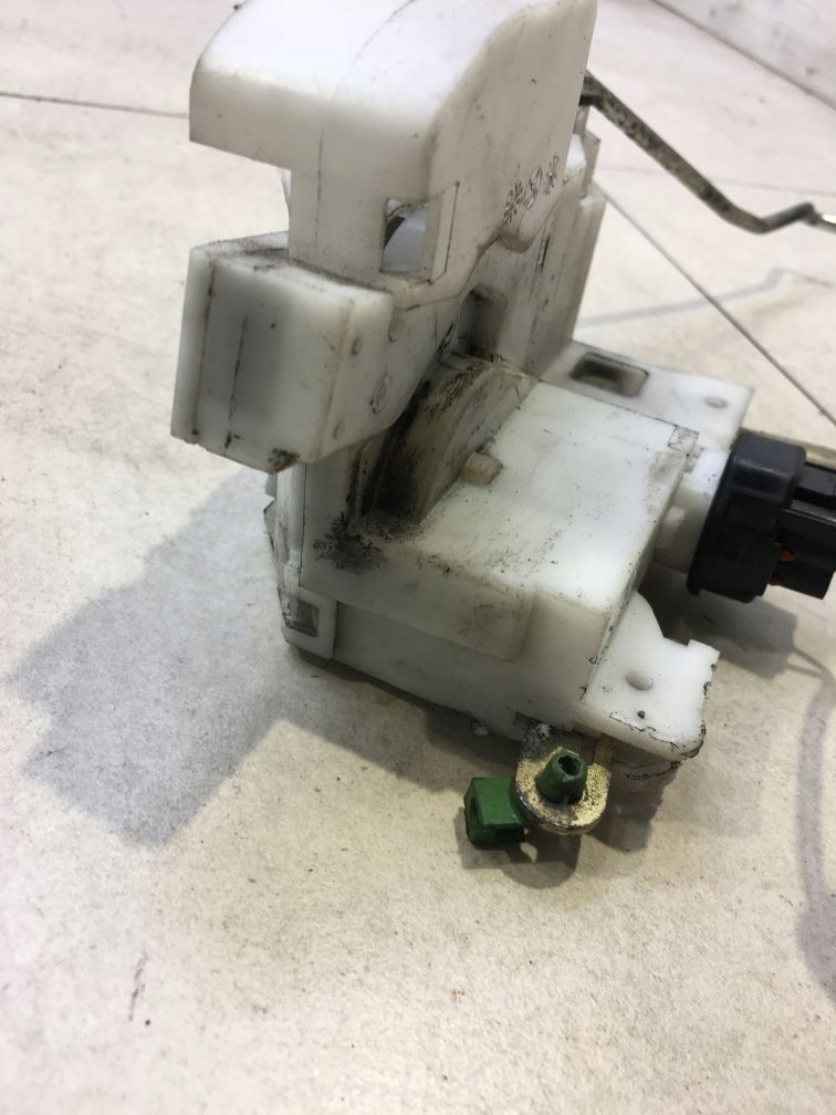 фото №6, Замок дверь правый перед toyota avensis t22