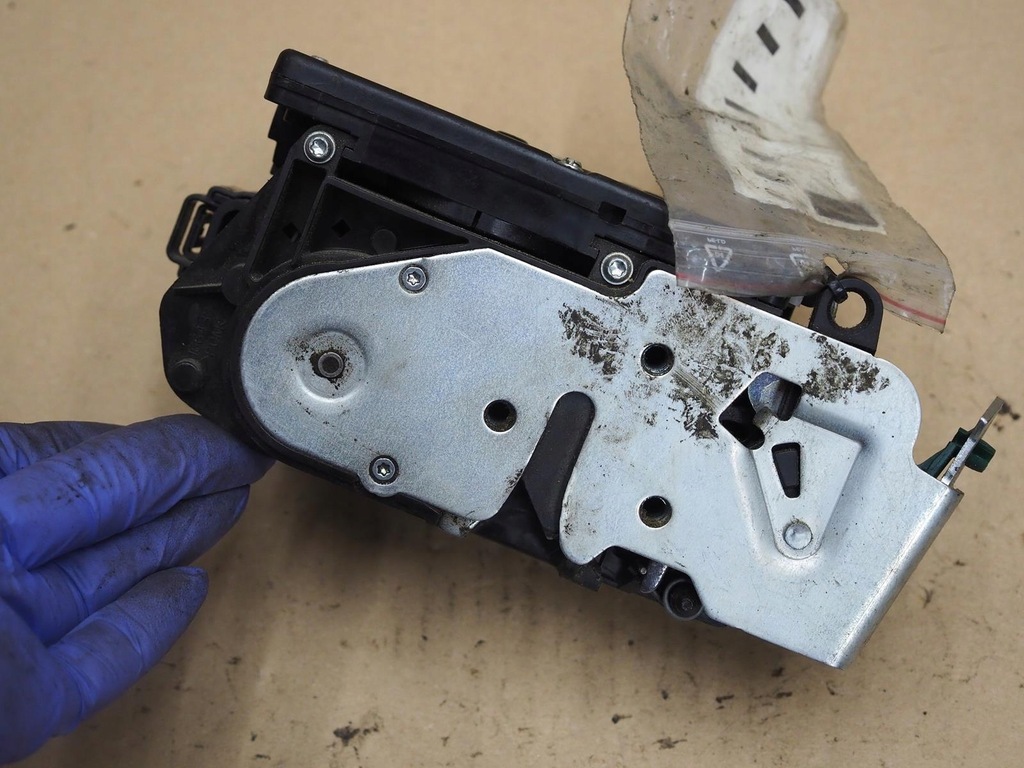 фото №6, Kia sedona carnival iii замок кришки 81230-4d100