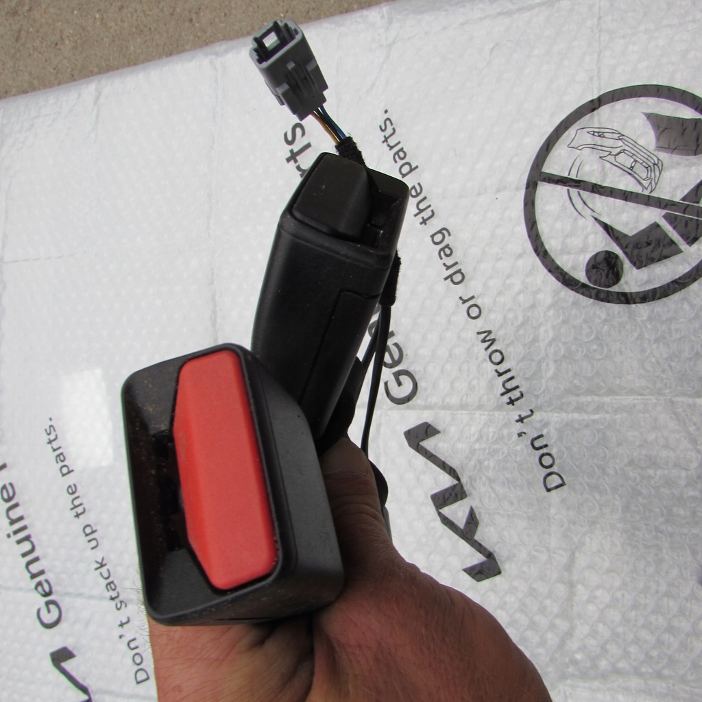 фото №2, Защёлки ремней безопасности задняя renault zoe